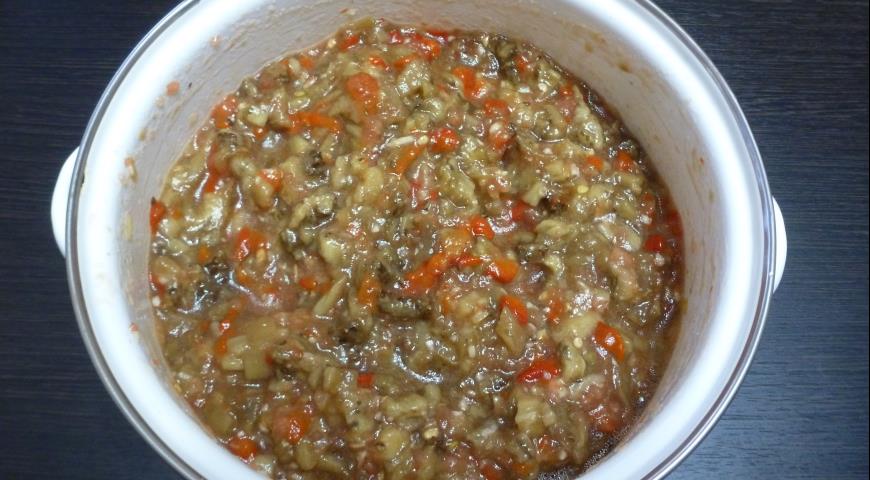 Добавить к нарезанным баклажанам и перцам томатно-чесночное пюре, добавить специи и масло
