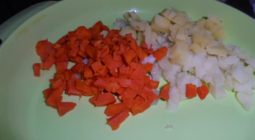 Картофель, яйцо, морковь нарезаем кубиками