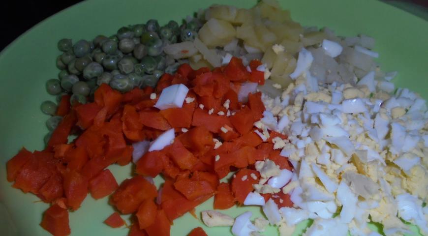 Отваренный горошек добавить к овощам