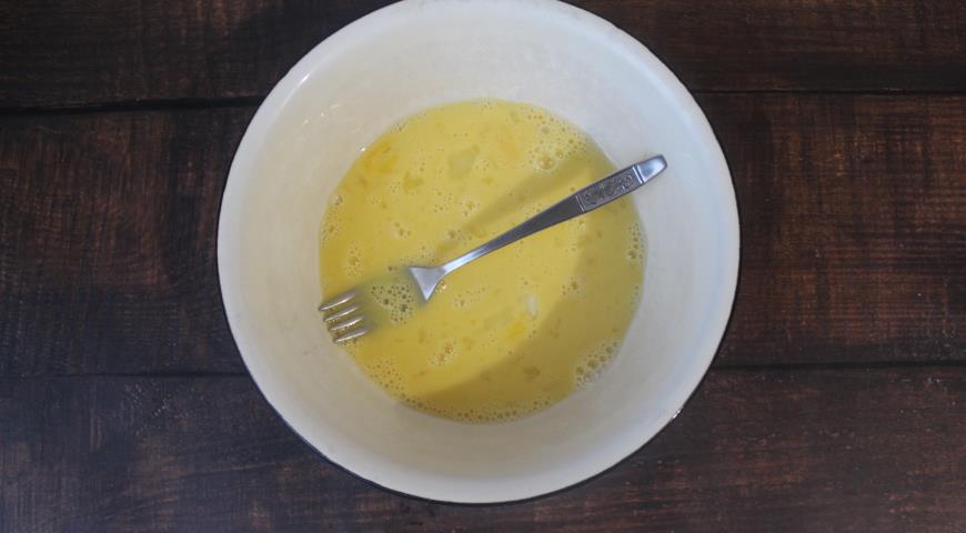 Фото приготовления рецепта: Суп на куриных окорочках с домашней лапшой, шаг №2