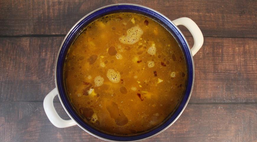Фото приготовления рецепта: Суп на куриных окорочках с домашней лапшой, шаг №8