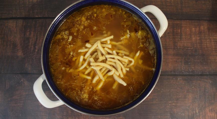 Фото приготовления рецепта: Суп на куриных окорочках с домашней лапшой, шаг №9