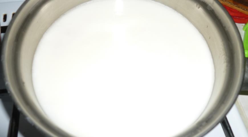 Добавляем молоко в рисовую кашу