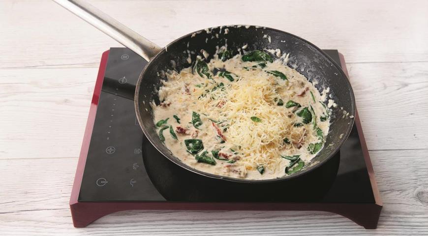 Фото приготовления рецепта: Лосось в сливочном соусе со шпинатом, шаг №6