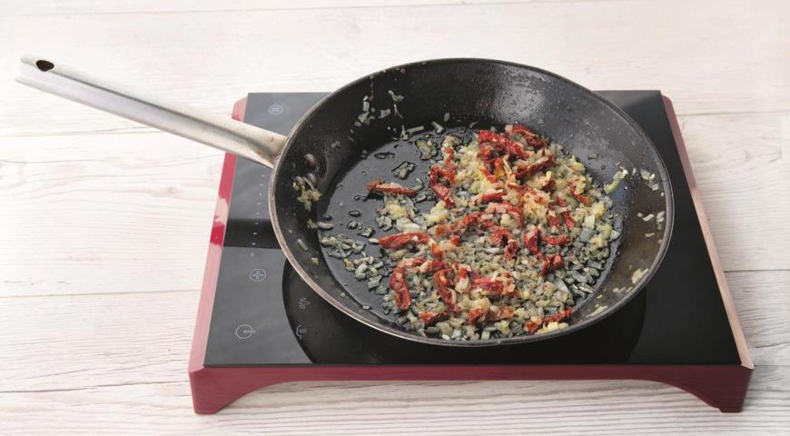 Фото приготовления рецепта: Лосось в сливочном соусе со шпинатом, шаг №3