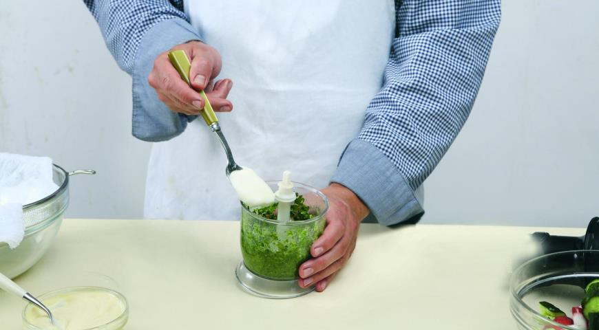 Фото приготовления рецепта: Салат с «битой» редиской и зеленой заправкой, шаг №5