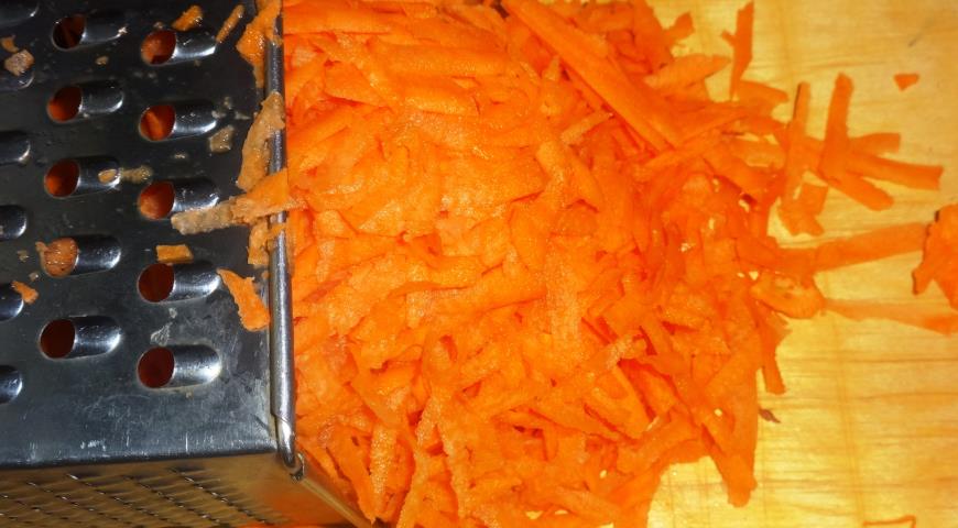 Очистить и натереть морковь на терке соломкой