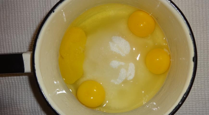 Яйцо смешиваем с сахаром, солью, ванилином и взбиваем