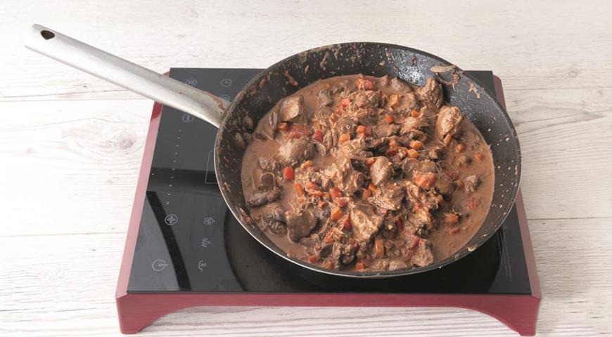Фото приготовления рецепта: Куриная печенка в сливочно-томатном соусе со сладким перцем, шаг №5