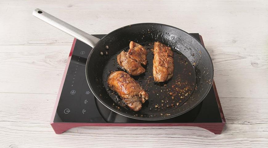 Фото приготовления рецепта: Свиная вырезка в апельсиновом терияки, шаг №6