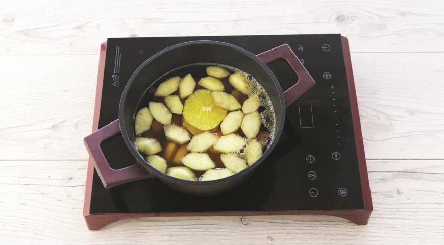 Фото приготовления рецепта: Компот из зимних фруктов и чая улун, шаг №5