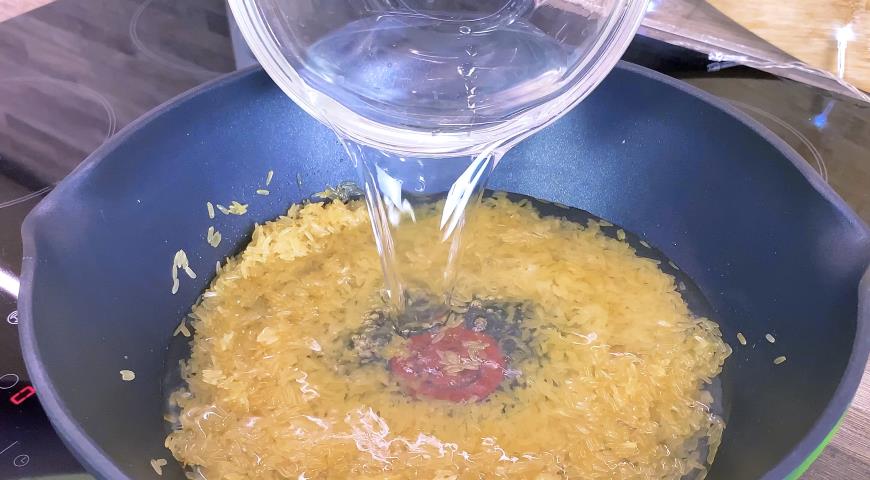 Фото приготовления рецепта: Семга на сковороде с рисом, шаг №2