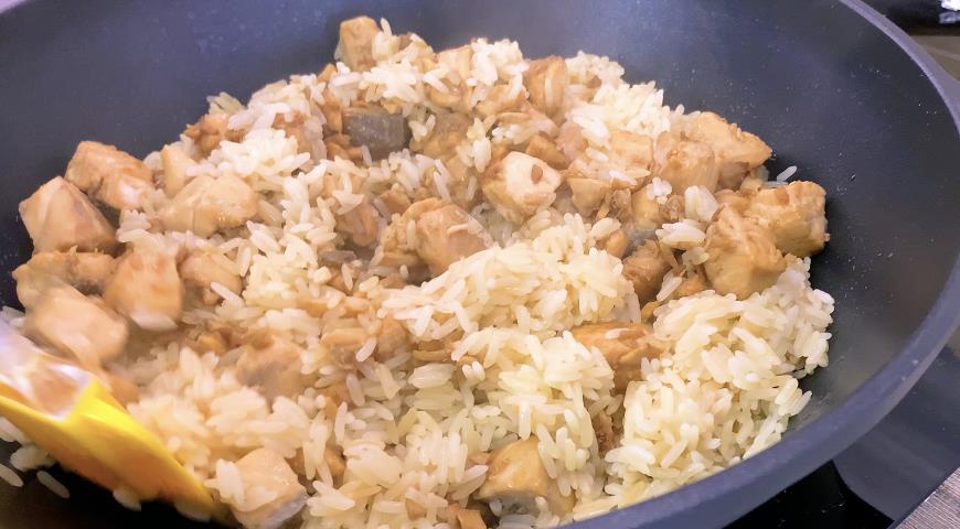 Фото приготовления рецепта: Семга на сковороде с рисом, шаг №5