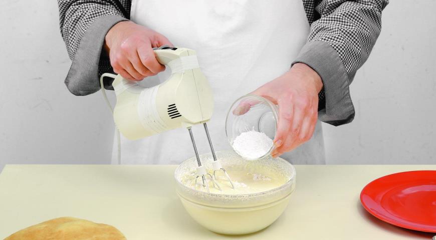 Фото приготовления рецепта: Медовый торт со сметанным кремом, шаг №7