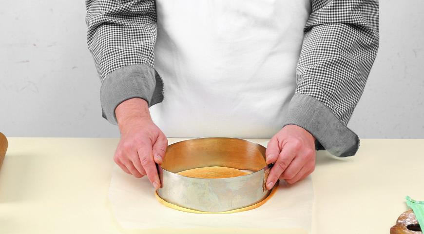 Фото приготовления рецепта: Медовый торт со сметанным кремом, шаг №6