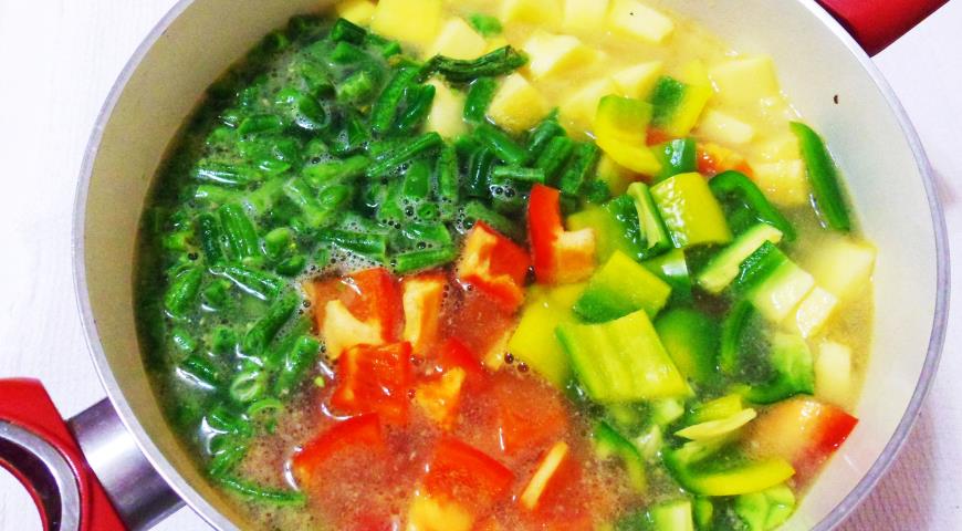 Фото приготовления рецепта: Овощной суп с индейкой, шаг №5