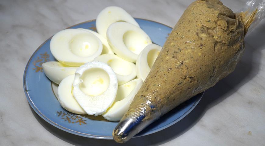 Фото приготовления рецепта: Яйца, фаршированные грибами, шаг №7