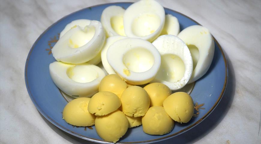 Фото приготовления рецепта: Яйца, фаршированные грибами, шаг №5