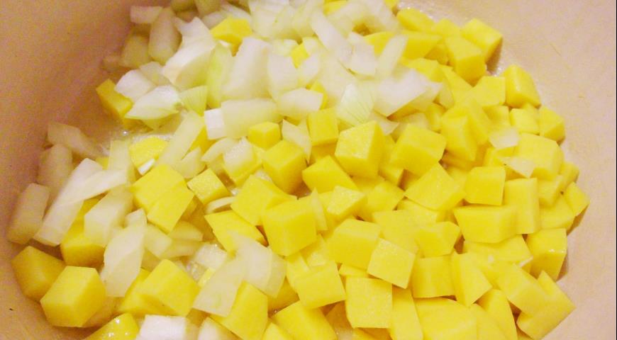 Фото приготовления рецепта: Суп - пюре из цветной капусты с горчичными гренками, шаг №5