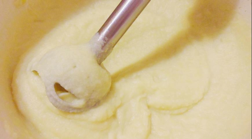 Фото приготовления рецепта: Суп - пюре из цветной капусты с горчичными гренками, шаг №8