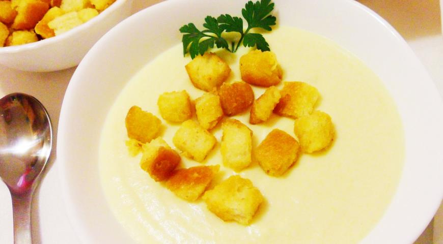 Фото приготовления рецепта: Суп - пюре из цветной капусты с горчичными гренками, шаг №10