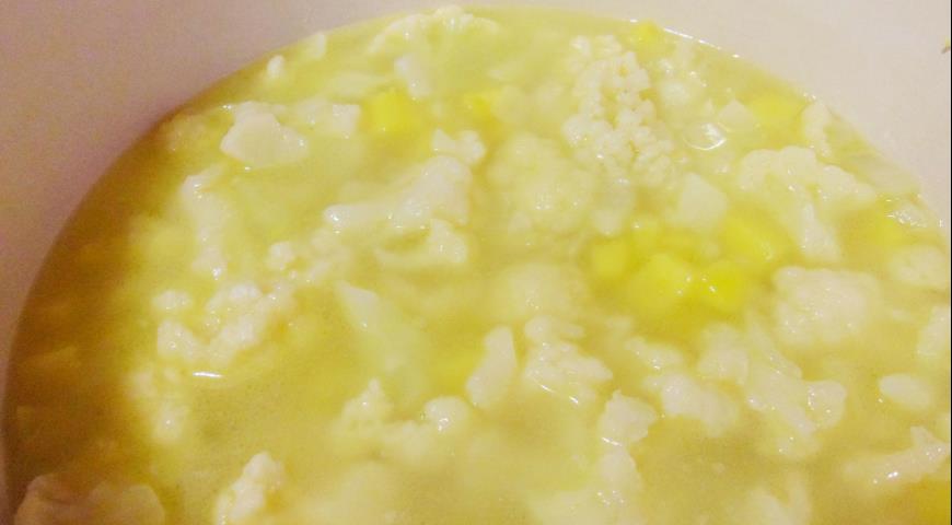 Фото приготовления рецепта: Суп - пюре из цветной капусты с горчичными гренками, шаг №7