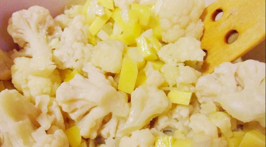 Фото приготовления рецепта: Суп - пюре из цветной капусты с горчичными гренками, шаг №6