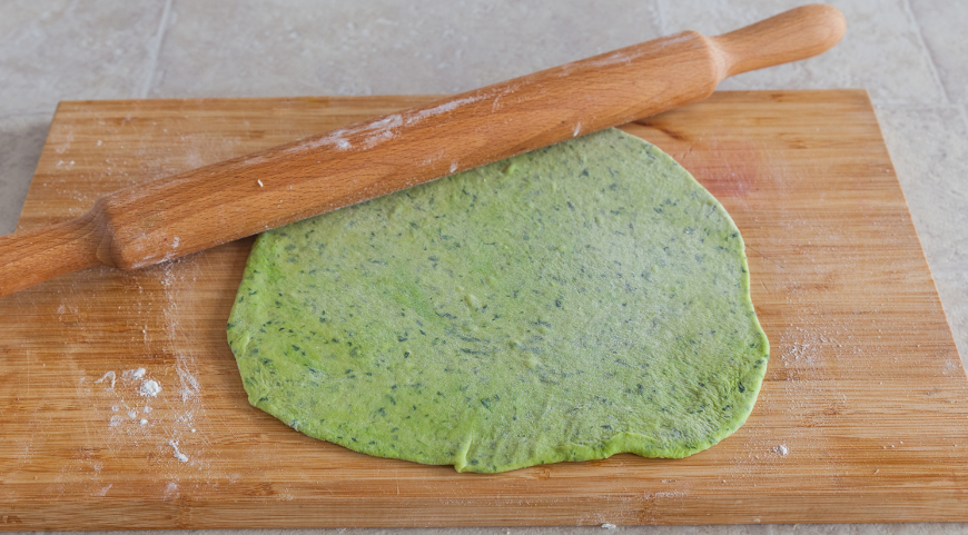 Фото приготовления рецепта: Зеленые тальятелле с фрикадельками, шаг №4