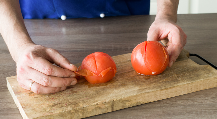Cуп-пюре из красной чечевицы, на помидорах сделайте надрез