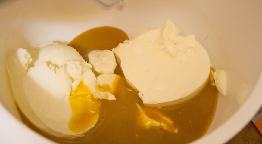 В тыквенно-карамельную массу добавляем творожный сыр, сахарную пудру, краситель и взбиваем