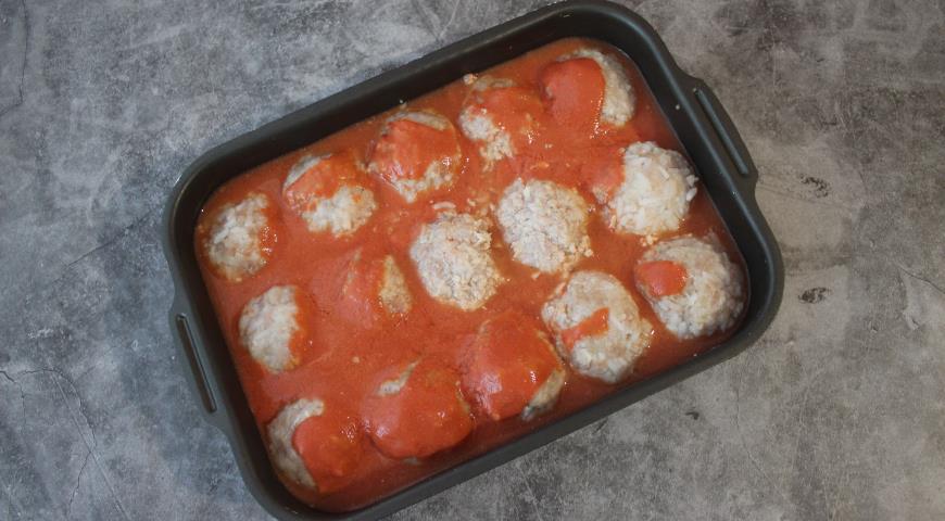 Фото приготовления рецепта: Ежики в томатном соусе, шаг №6