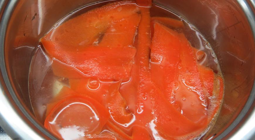 Отвариваем морковные ленты в сахарном сиропе
