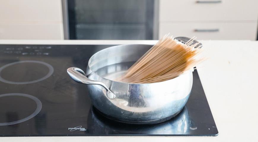 Фото приготовления рецепта: Спагетти путанеска, шаг №2