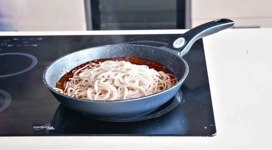 Фото приготовления рецепта: Спагетти путанеска, шаг №4