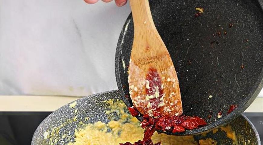 Фото приготовления рецепта: Омлет-скрэмбл с вялеными помидорами, шаг №3