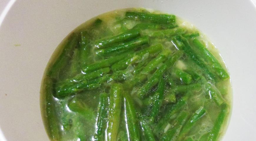 Фото приготовления рецепта: Суп - пюре из спаржи с креветками, шаг №4