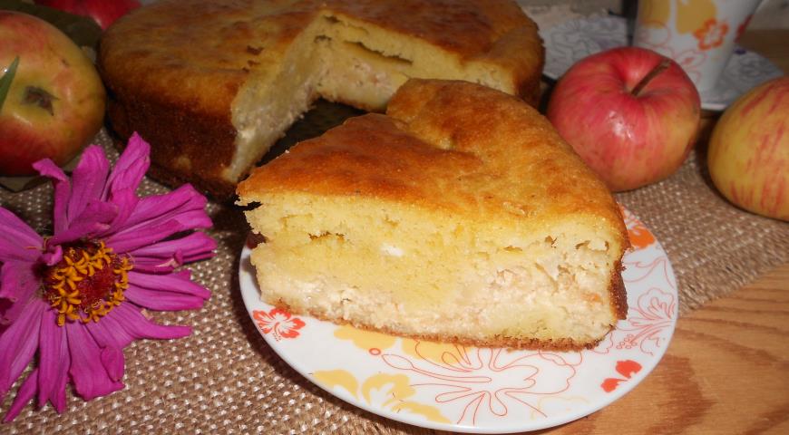 Нарезаем нежный и вкусный яблочный пирог