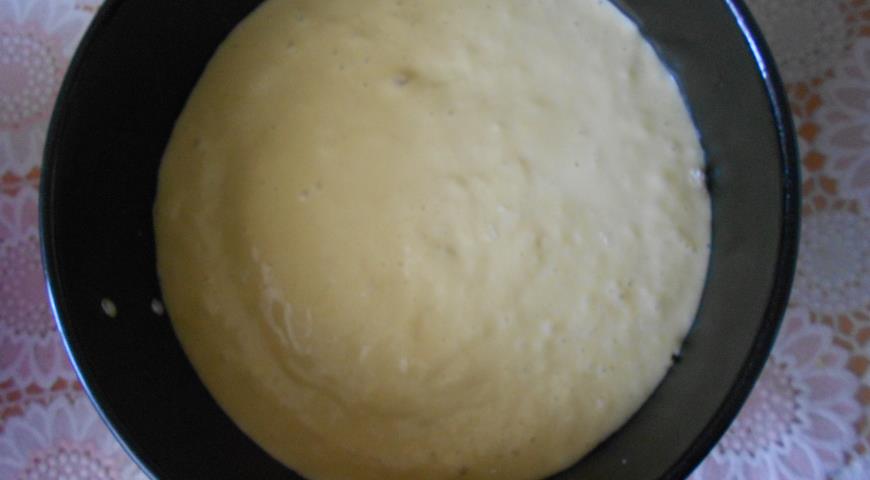 Выливаем тесто в форму для приготовления пирога с творожной начинкой