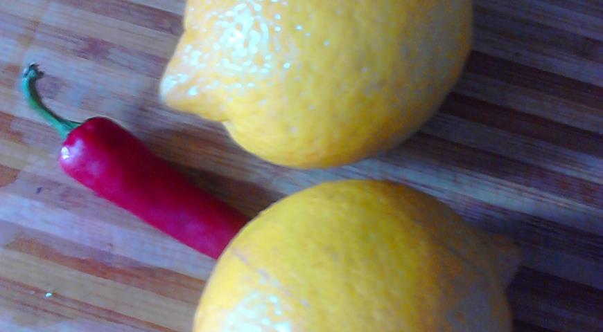 Подготовить к приготовлению лимоны и перец чили