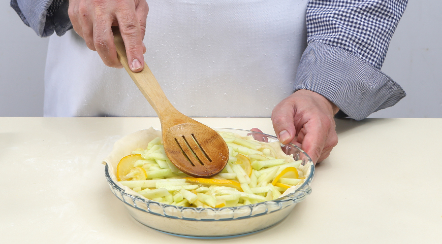 Фото приготовления рецепта: Яблочный пирог с лимонами, шаг №4
