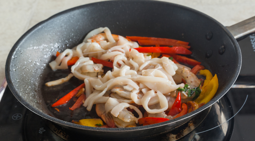 Фото приготовления рецепта: Черные лингвини с морепродуктами, шаг №6