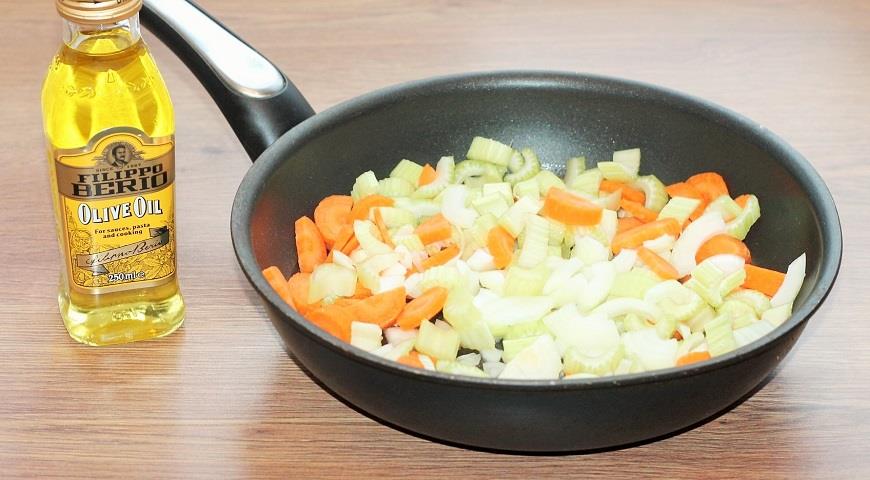 Обжариваем овощи для супа