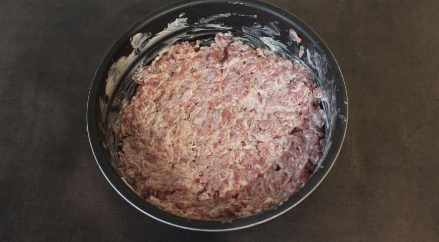 Фото приготовления рецепта: Рубленые свиные котлеты, шаг №2