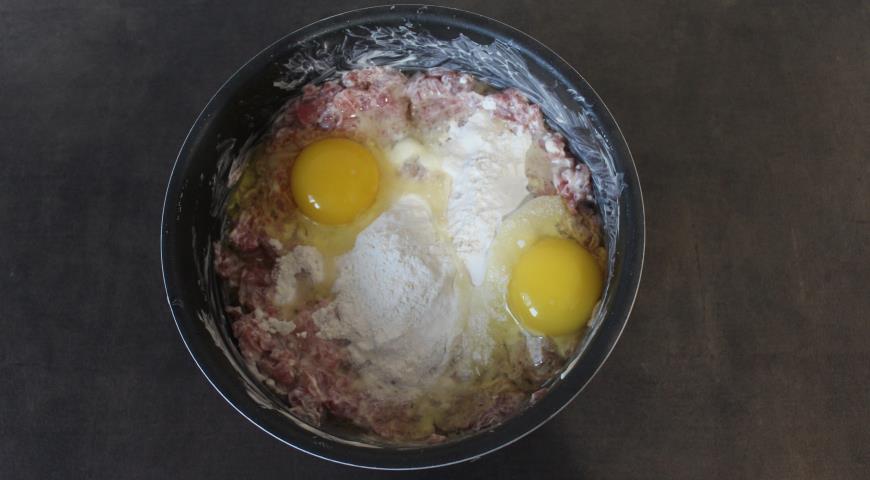 Фото приготовления рецепта: Рубленые свиные котлеты, шаг №3
