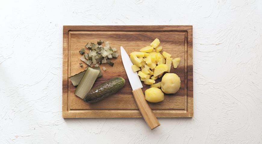 Огурцы и вареный картофель для оливье
