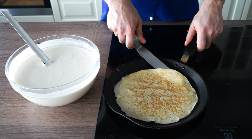 Как налить тесто для блинов на сковороду