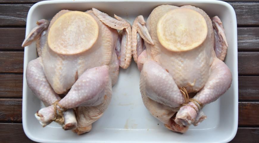 Фото приготовления рецепта: Цыплята с апельсинами и клюквой, шаг №4