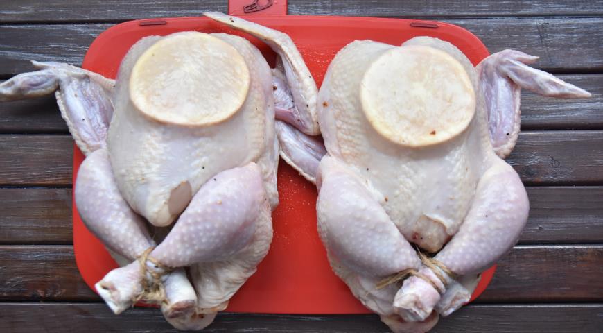 Фото приготовления рецепта: Цыплята с апельсинами и клюквой, шаг №3
