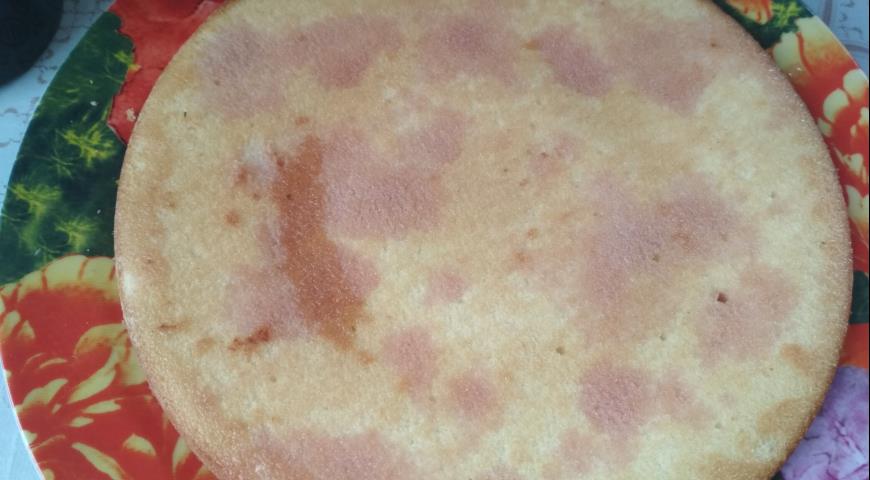 Для торта испечь бисквит в духовке, остудить коржи, разрезать на части