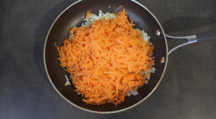 Фото приготовления рецепта: Тушеный рис с фаршем, шаг №3
